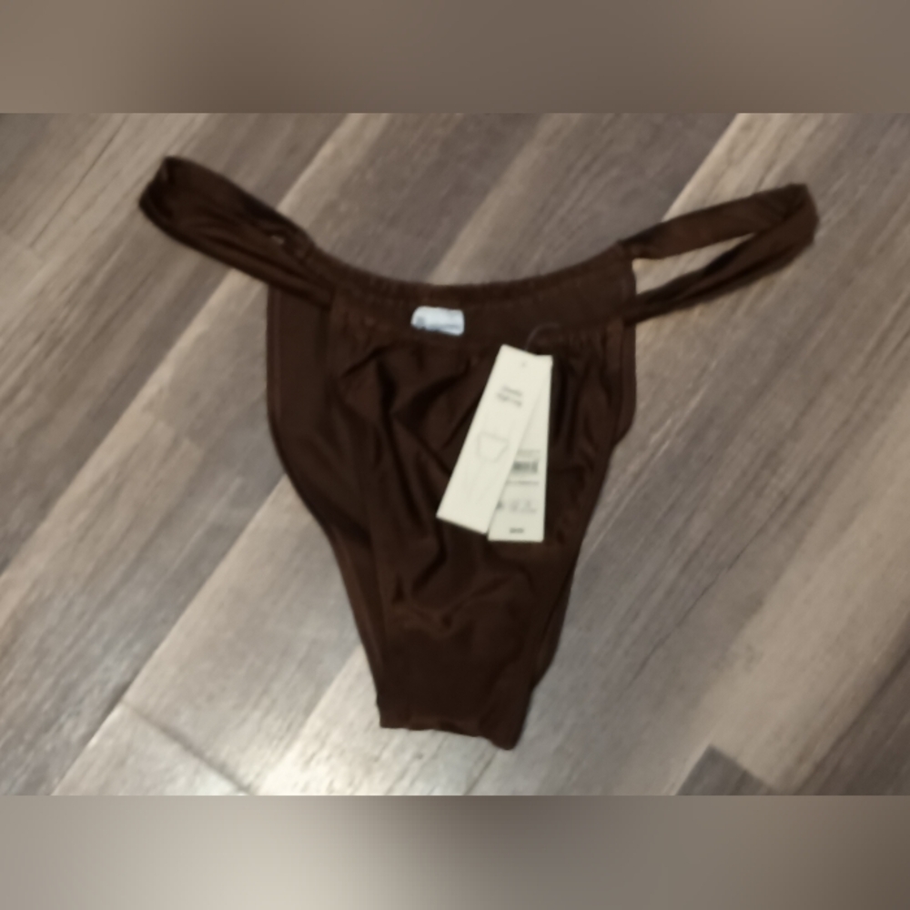 𝑪𝒉𝒆𝒆𝒌𝒚 𝑯𝒊𝒈𝒉 𝑳𝒆𝒈 𝑩𝒓𝒐𝒘𝒏 𝑩𝒊𝒌𝒊𝒏𝒊 𝑩𝒐𝒕𝒕𝒐𝒎𝒔